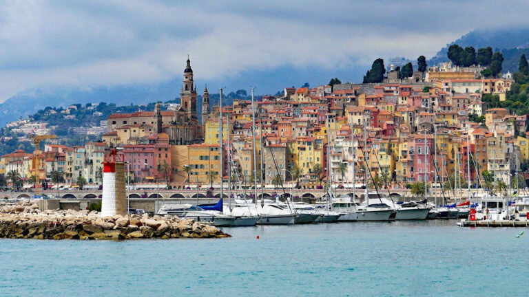 Fascinating coastline from Cassis to the Italian border through Nice, Cannes and Saint-Tropez