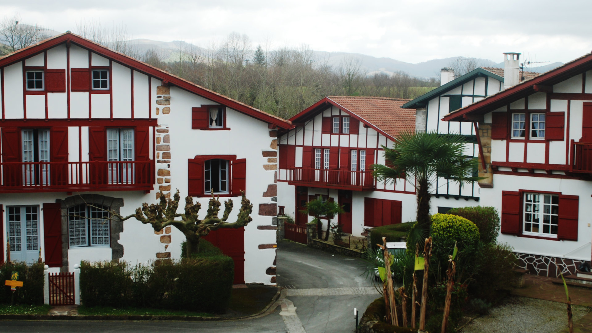 Le Pays Basque s'étend de l'océan Atlantique aux montagnes des Pyrénées. Il n'est pas très étendu mais il offre des ambiances et des expériences surprenantes et originales.