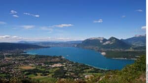 Laissez-vous envouter par la beauté des paysages des Alpes, avec ses montagnes aux sommets vertigineux avec l'agence Philibert