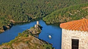 Arpentez le pays le long des gorges de la Loire, parcourez le parc naturel du Pilat à travers ses vignobles et son majestueux monastère